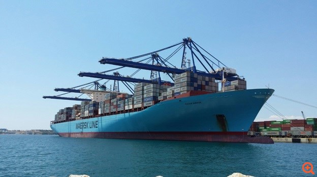 Πλωτό "μεγαθήριο" της Maersk στον Πειραιά